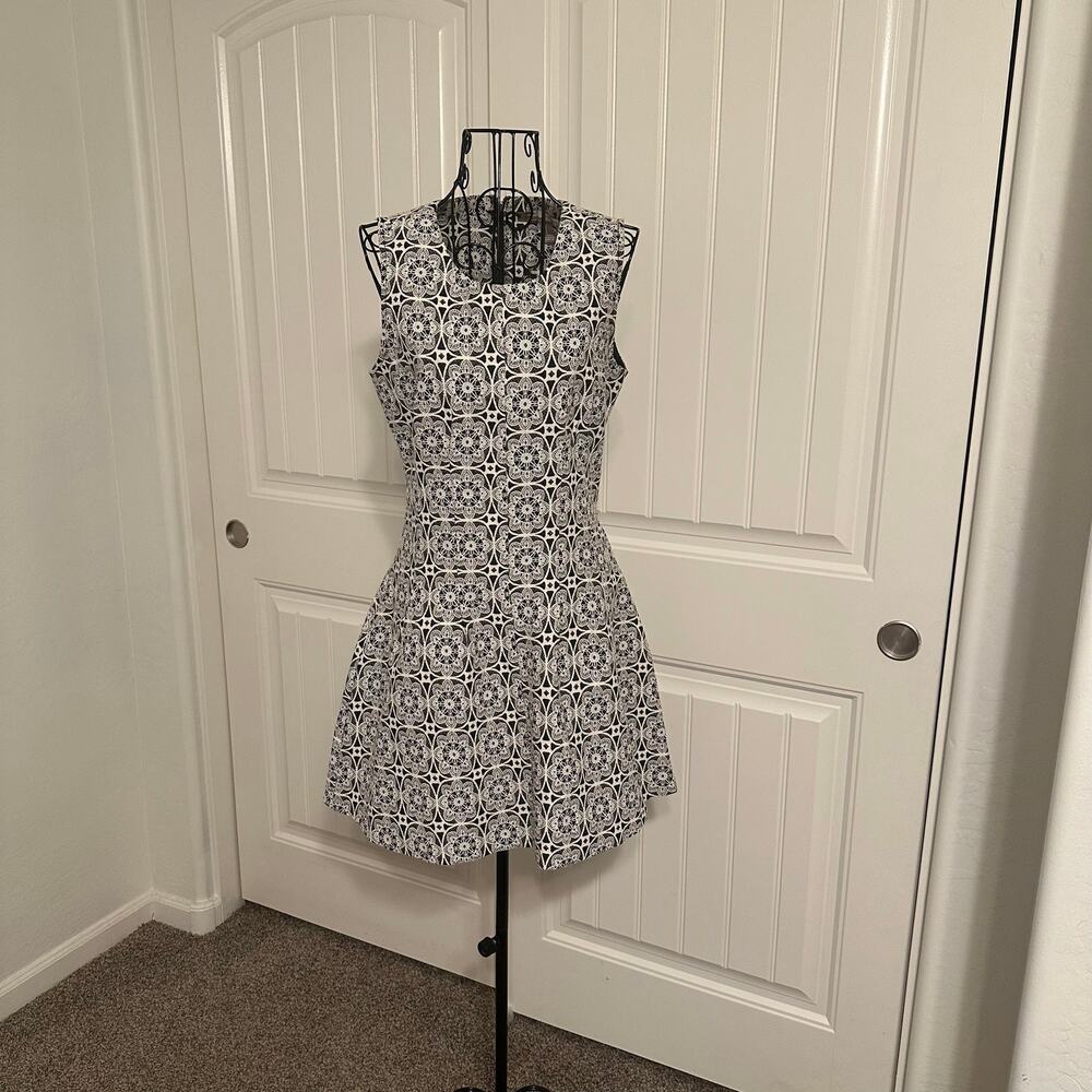 XS - Forever 21 - Black and White Printed Dress